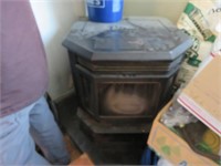 PELLET STOVE WITH 2 BAGS OF PELLETS - BRING HELP