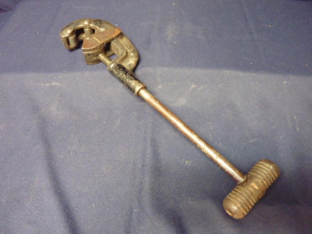 VINTAGE PIPE CUTTER