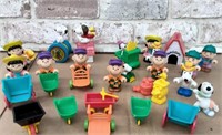 GROUP OF PEANUTS COLLECTIBLE FIGURES &