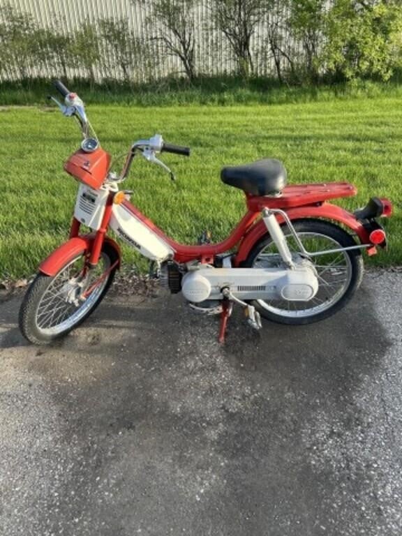 Vintage Honda Hobbit gas powered moped / scooter.