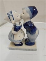 Kissing Delft Blue Figurine