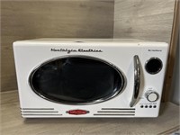 Nostalgia Electric RetroWave Microwave