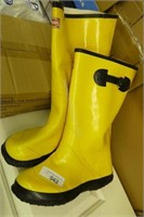 Boss size 10 rubber boots