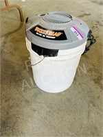 Bucket head wet /dry vac with bucket