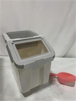 PLASTIC FOOD STORAGE CONTAINER DAMAGED LID DOESNT