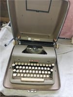 Vintage Royal Quiet De Luxe Typewriter w/ Case,
