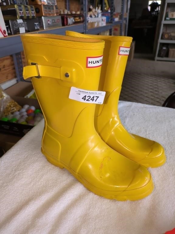 Hunter Yellow Rubber Woman's rain boots - size 9