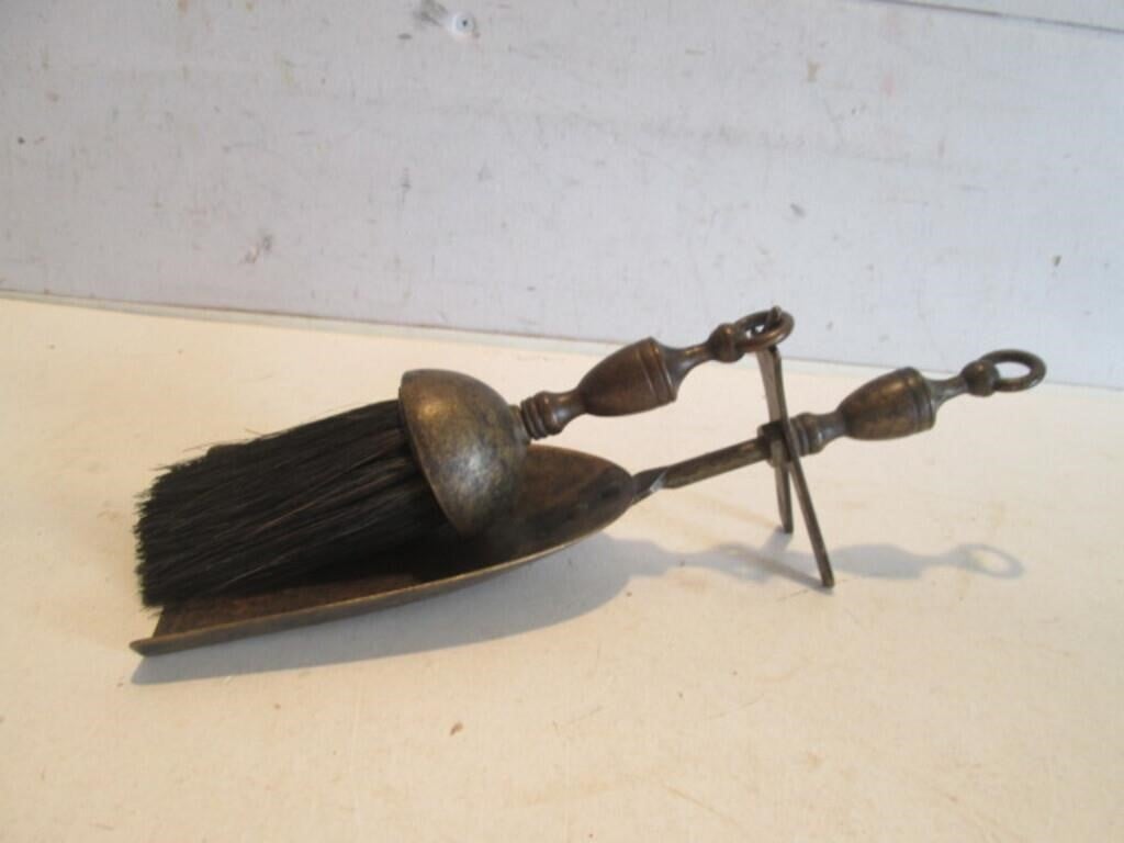 SMALL DECORATIVE DUSTPAN WITH BRUSH