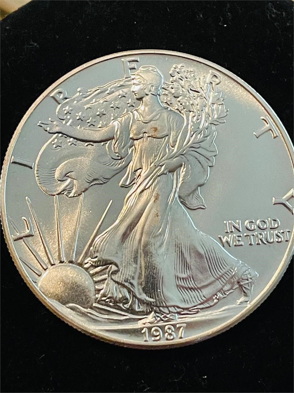 1987 Mint .999 1oz American Silver Eagle Coin