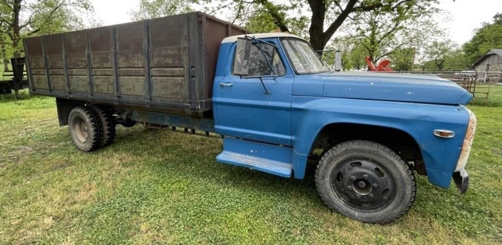 1971 Ford Dump Truck 6-Cyl Motor approx 2 Ton