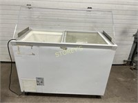 Celcold 4' Ice Cream Dipping Cabinet w/ Sneeze