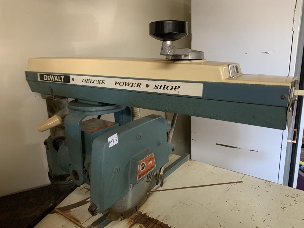 TABLE SAW WITH STAND