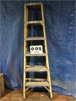 Werner 6 ft. fiberglass step ladder, 1 step is