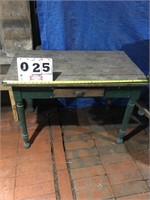 42X26X28 vintage table