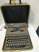 Vintage ROYAL typewriter, Quiet De Luxe