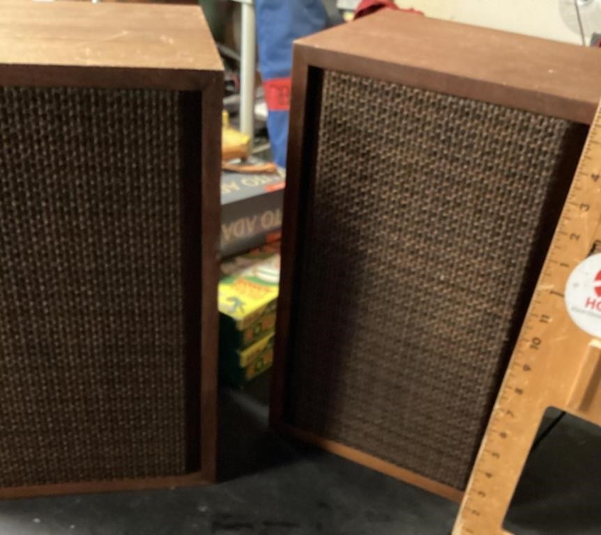 Pair of no-name cabinet speakers