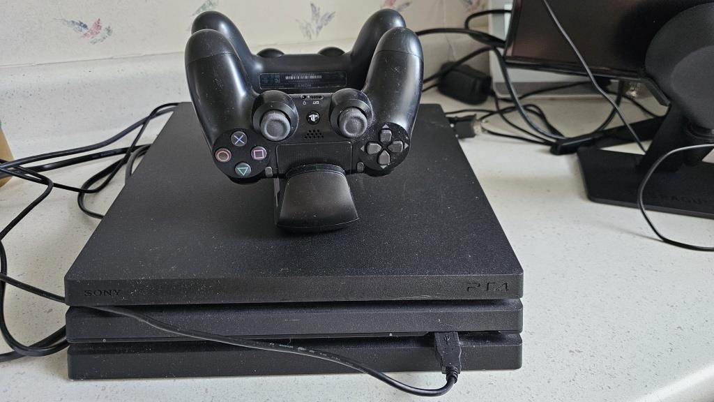 PS4 Playstation Slim Console & Controllers