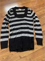 C10) Woman’s sweater. Size medium. Like new!