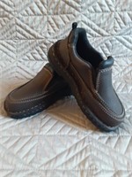 C9) Little boy shoes size 7.5 never worn. Brown