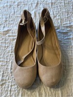 R3) Tan flat dress shoes. Size 8. WORN ONCE