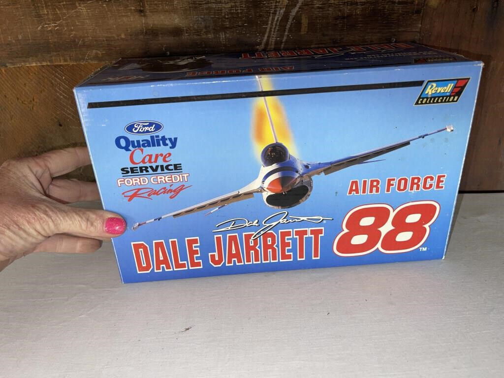 Dale Jarrett #88 Toy Collector's Car 1:24 Scale