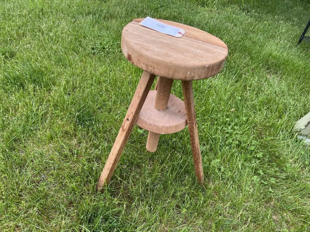 WOODEN STOOL WITH THREADED ADJUSTABLE HEIGHT