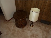 End Table 21w x 27.5d x 20.5T & Lamp