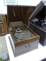 VICTOR GRAMOPHONE W/ RECORDS