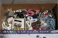 COLLECTION OF ESTATE COSTUME JEWLERY