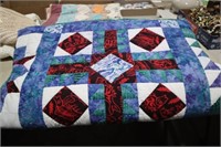 QUEEN SIZE SQUARE PATTERNED QUILT