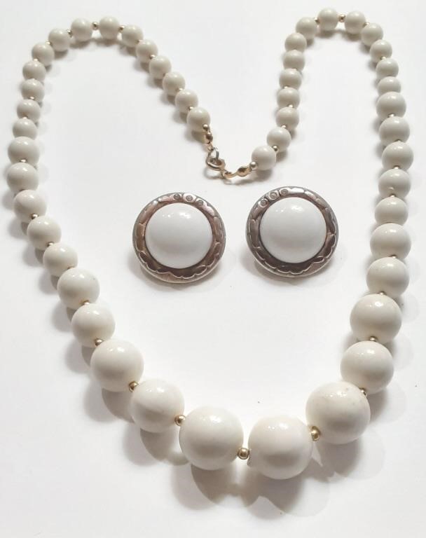 WHITE & GOLD TONE BEAD NECKLACE & EARRINGS
