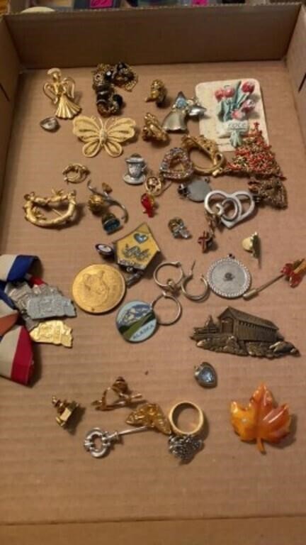 Group of mixed pins and brooches, several vintage