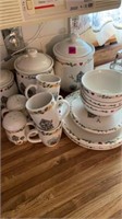 Group of matching Thomson Pottery China 20 pieces