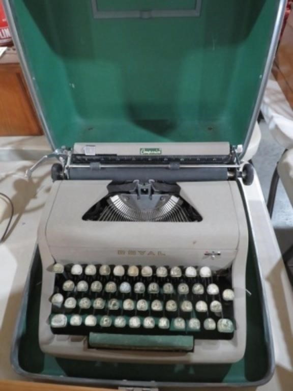 VINTAGE ROYAL CAMPANION TYPEWRITTER WITH CASE