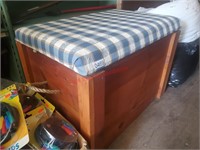 Wood Chest with UW Blanket and more inside (Con1)