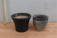 2 medium flowerpots