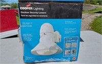 COOPER LIGHTING - OUTDOOR SECURITY LIGHT-
BOX