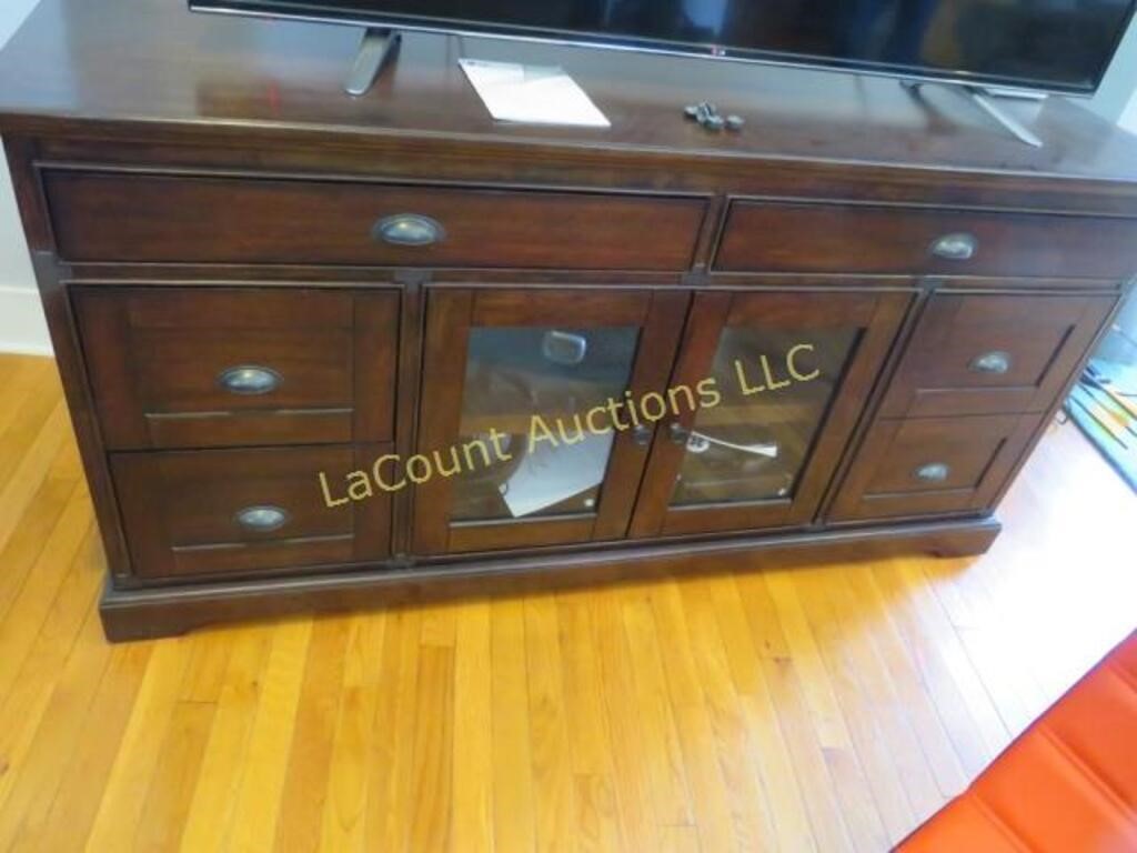 nice TV stand in great condition 65"