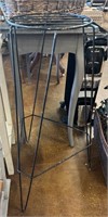 Metal Plant Stand ( NO SHIPPING)