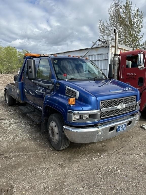 2005 CHEVY C4400 TOW TRUCK (BLUE) W/ 311,927 MILES