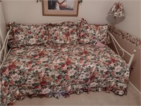 Very nice daybed. Cover set with pillows and