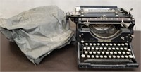 Vintage Underwood Typewriter w/ Cover.