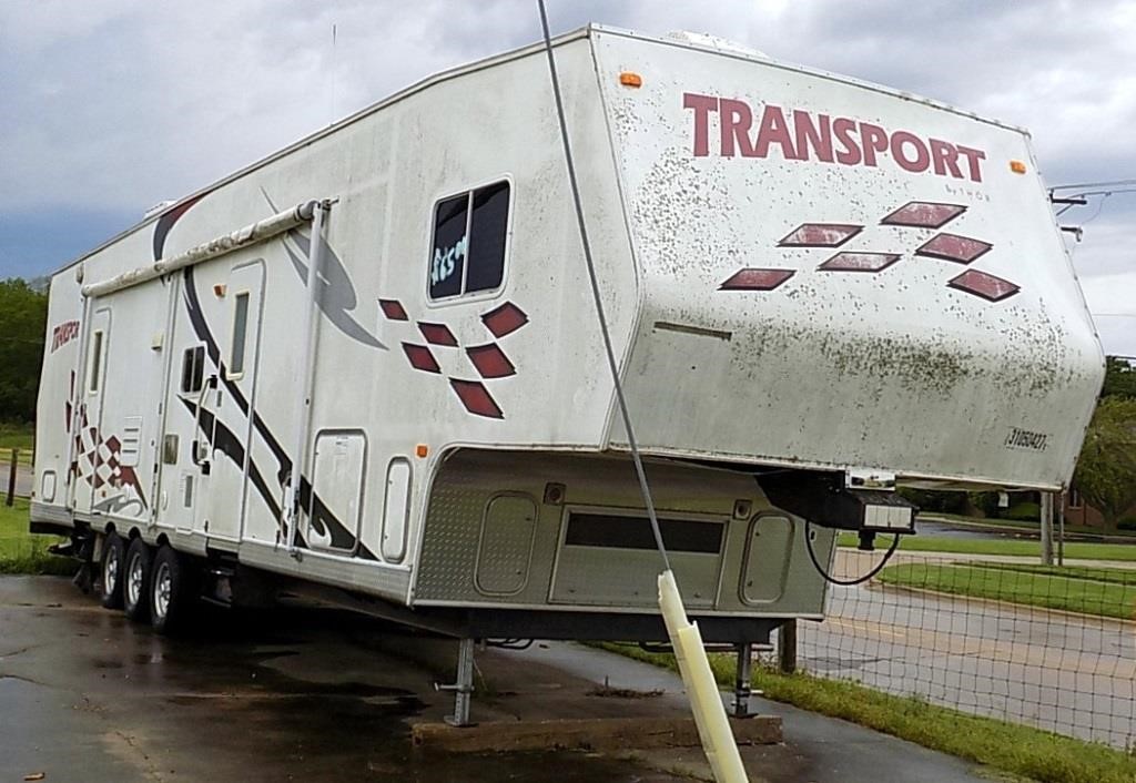 2006 TOY HAULER 5 TH WHEEL CAMPER, NEEDS  TLC  AND