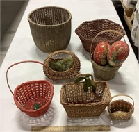 Lot of baskets w/ bunny decor