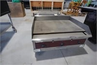 Keating flat top 2-burner grill on cart