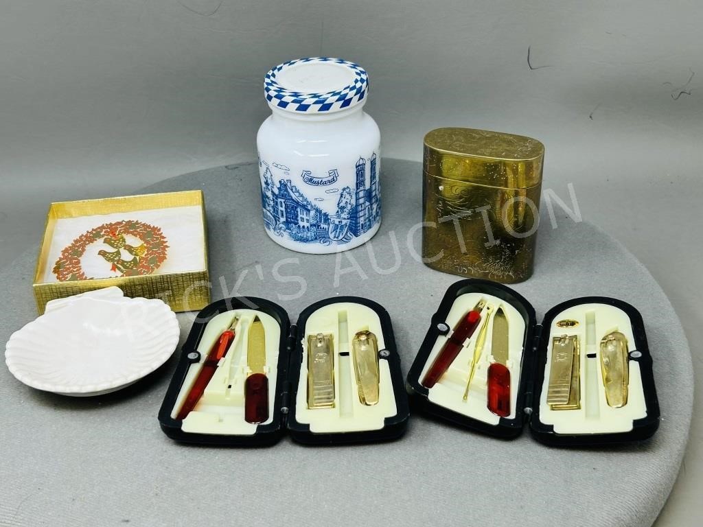 various collectable small items