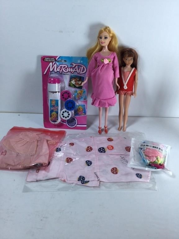 New Girls Lot of 5
Includes: Clothes, 2 Barbies,