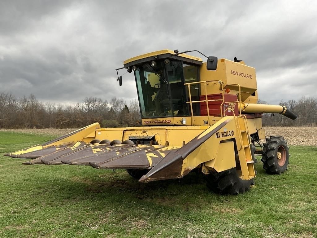 NEW HOLLAND TR 86 WITH 974 CORN HEAD