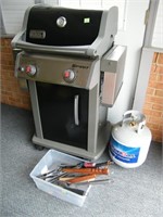 Weber gas grill with extra propane tank and tools