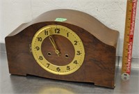 Vintage mantle clock, w/key tested, see pics